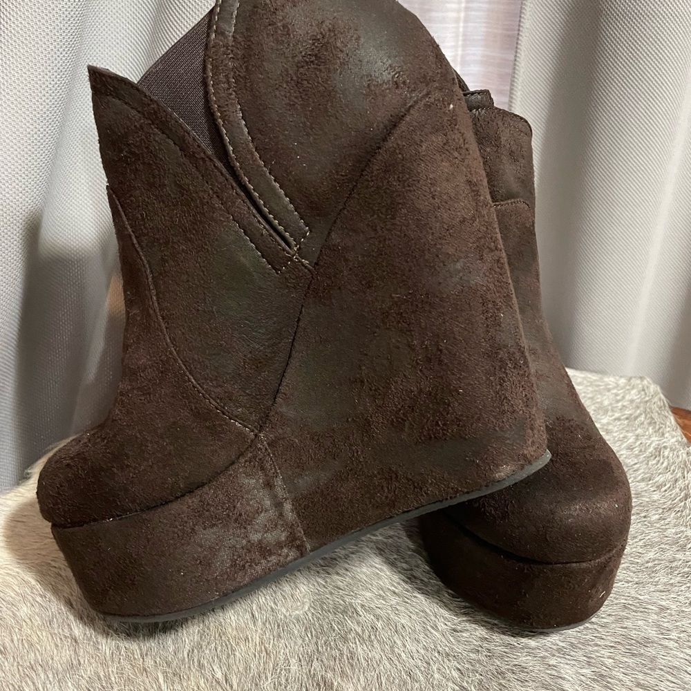 Me Too casual gently used brown suede wedge boots